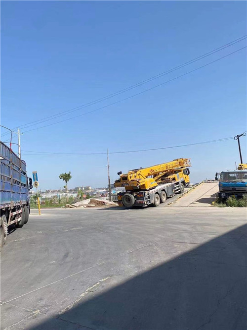 曲靖市25吨吊车的租赁价格大概是多少？